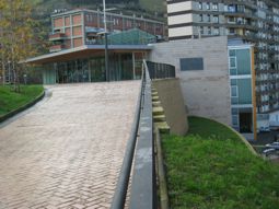 3.1.4-06.Casa de Cultura en B. Abusu Arrigorriaga.Vista desde parque thumb